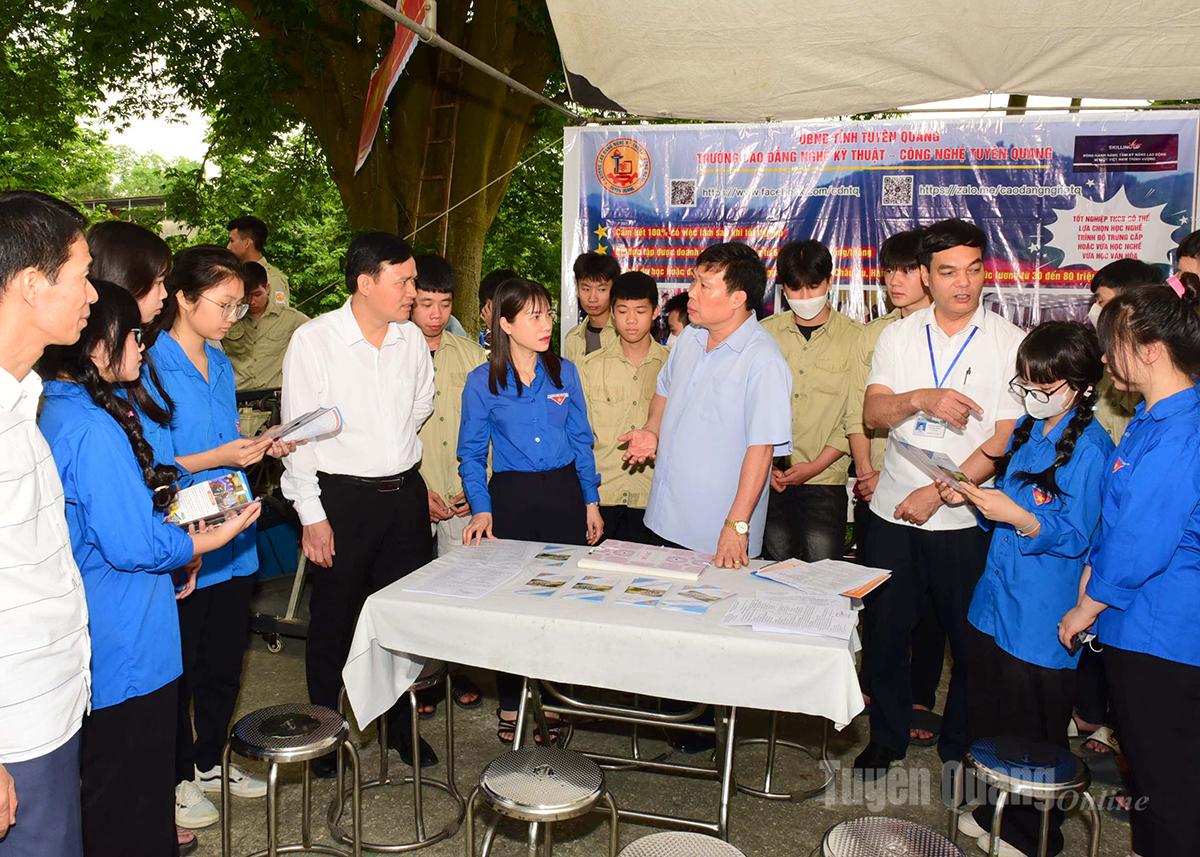 Trung tâm Dịch vụ việc làm tỉnh phối hợp với các đơn vị, doanh nghiệp tổ chức tư vấn, hướng nghiệp cho học sinh và người lao động trên địa bàn tỉnh.