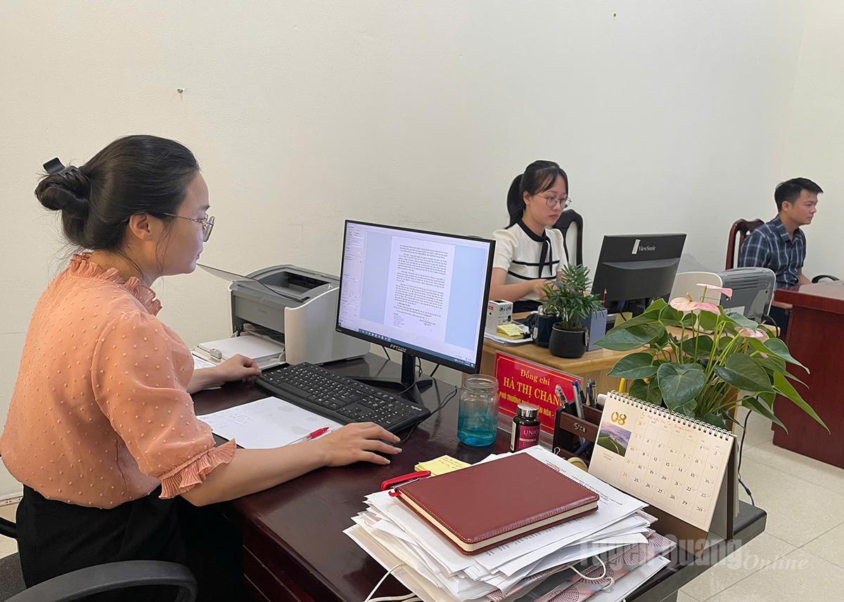 Officials at Binh Ca Commune use digital signatures on the electronic document management system.