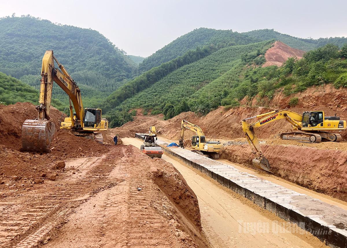 Machinery has been mobilized by contractors to carry out Package No. 20 of the Tuyen Quang – Ha Giang Expressway.