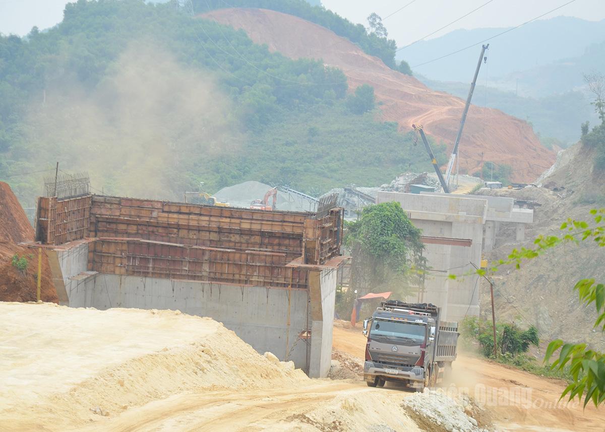O Ro Bridge, the most complex structure in terms of terrain along the Tuyen Quang – Ha Giang Expressway, is being prepared for beam installation.
