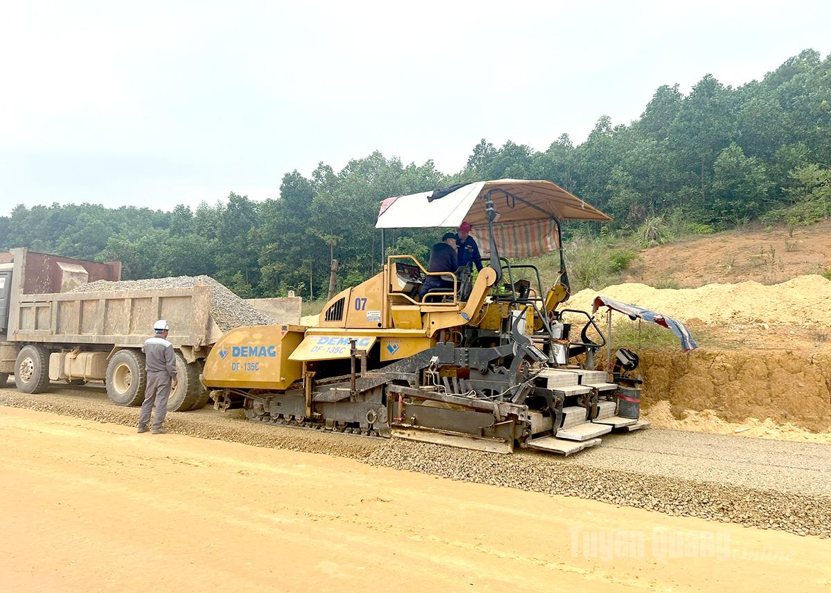 At Package No. 20, contractors have spread a layer of crushed stone in preparation for the cement-reinforced layer.