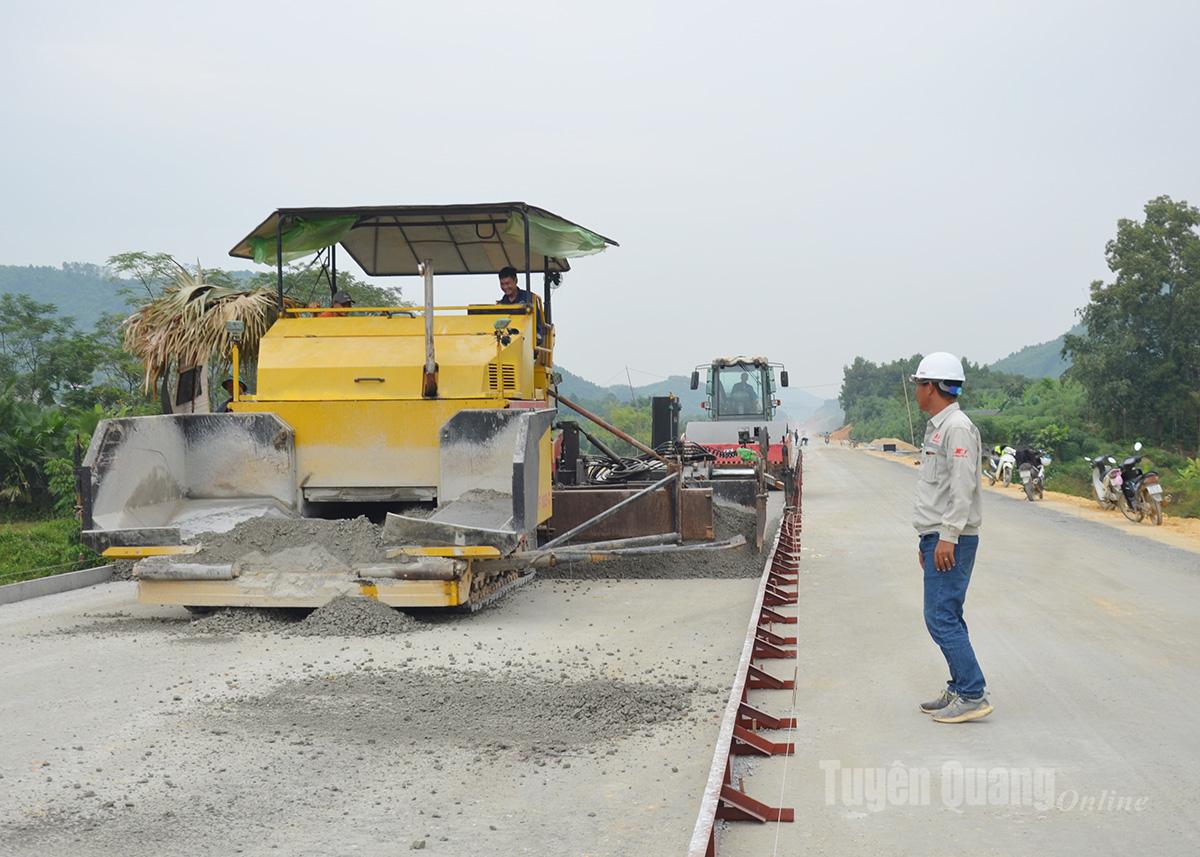 Truong Son Construction Corporation is executing the concrete layer at Package No. 19 of the Tuyen Quang – Ha Giang Expressway Project.