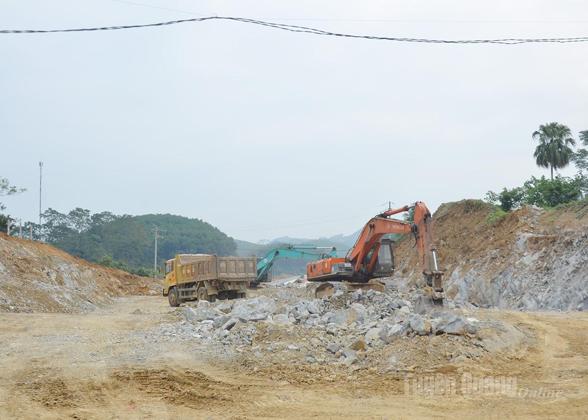 The most difficult sections involving shale rock are being worked on day and night by the contractors.