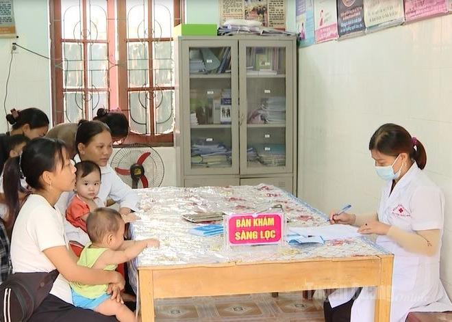 Children at Nguyen Trai Health Station, Ha Giang 1 Ward, are screened and counseled before vaccination.