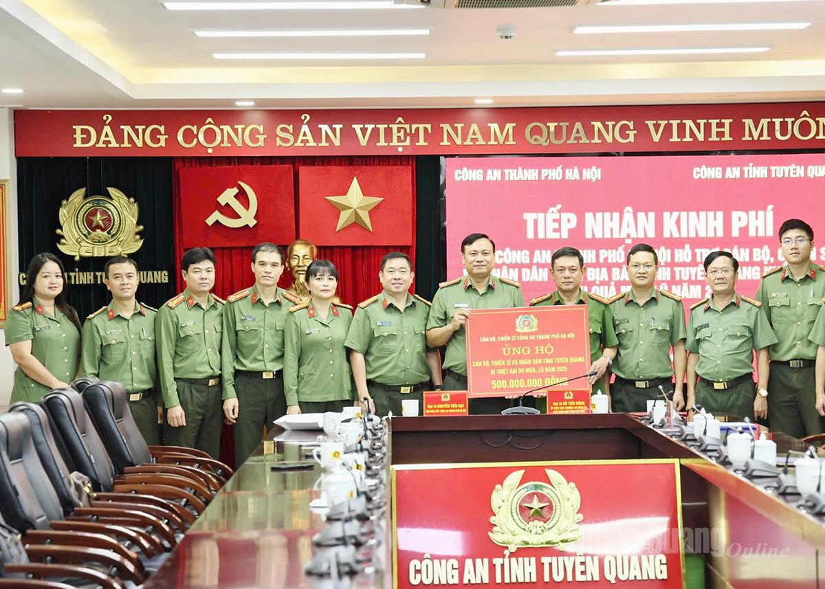 Lãnh đạo Công an thành phố Hà Nội trao hỗ trợ 500 triệu đồng giúp khắc phục hậu quả thiên tai trên địa bàn Tuyên Quang.
