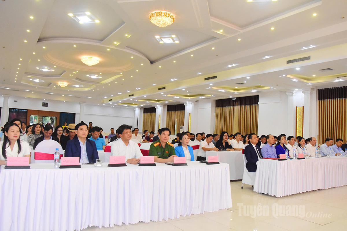 Đại biểu tham dự buổi lễ.