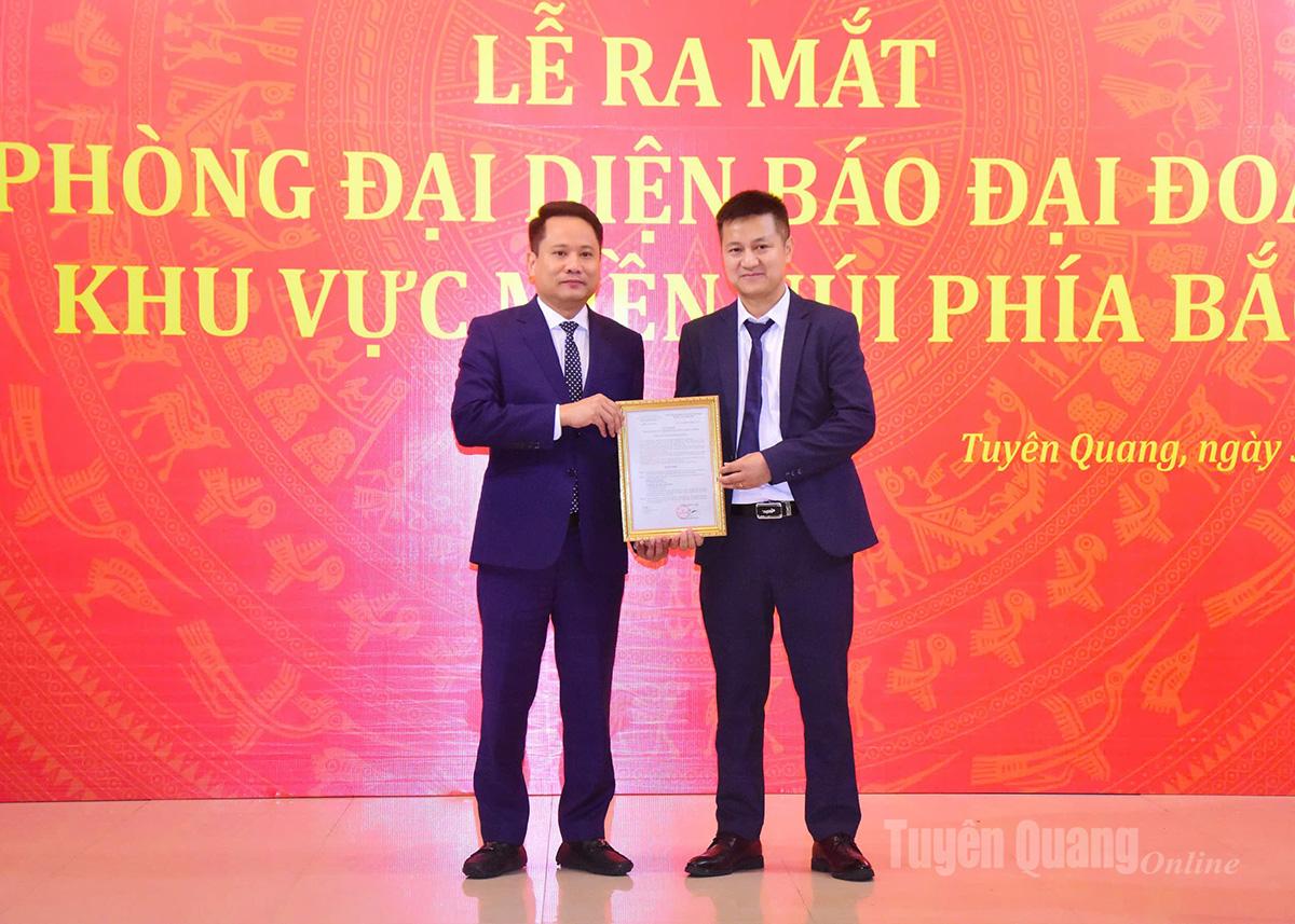 Lãnh đạo Báo Đại đoàn kết trao quyết định cho nhà báo Hoàng Văn Đức (bên phải) phụ trách Văn phòng đại diện Báo Đại đoàn kết khu vực miền núi phía Bắc.
