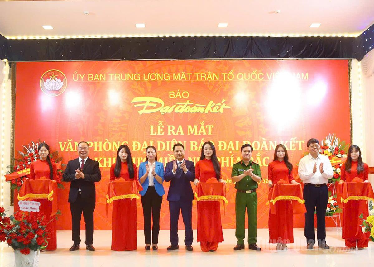 Các đại biểu cắt băng khai trương Văn phòng đại diện Báo Đại đoàn kết khu vực miền núi phía Bắc.