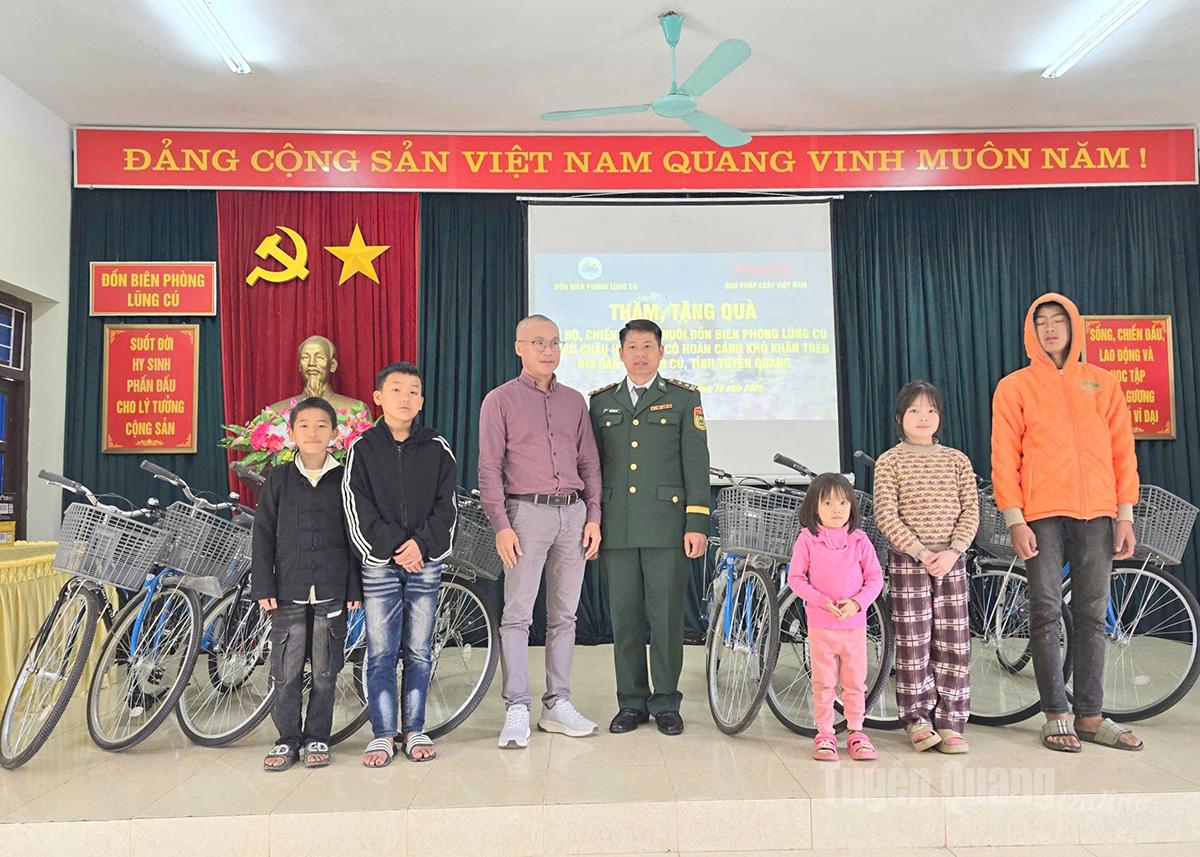 Đoàn tặng 10 xe đạp con nuôi Đồn Biên phòng Lũng Cú.