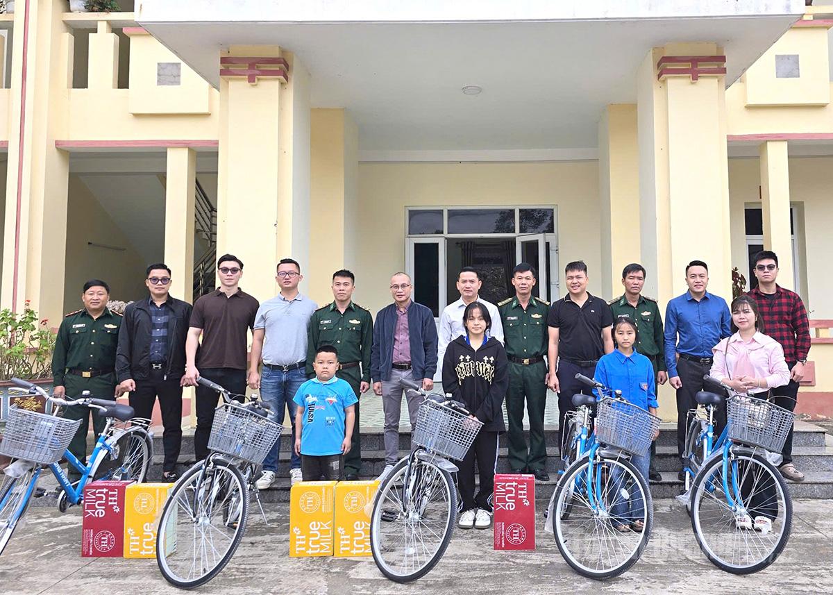 Đoàn thăm hỏi, động viên, tặng xe đạp cho các cháu là con nuôi Đồn Biên phòng Đồng Văn.