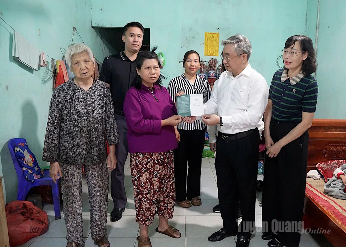 Lãnh đạo xã Thái Bình trao tận tay sổ tiết kiệm, động viên gia đình bà Đặng Thu Hoài vượt qua khó khăn, vươn lên trong cuộc sống.