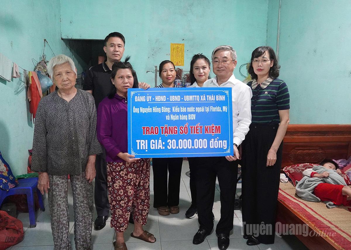 Đại diện Đảng ủy, UBND xã Thái Bình trao sổ tiết kiệm trị giá 30 triệu đồng cho gia đình bà Đặng Thu Hoài, thôn Húc.