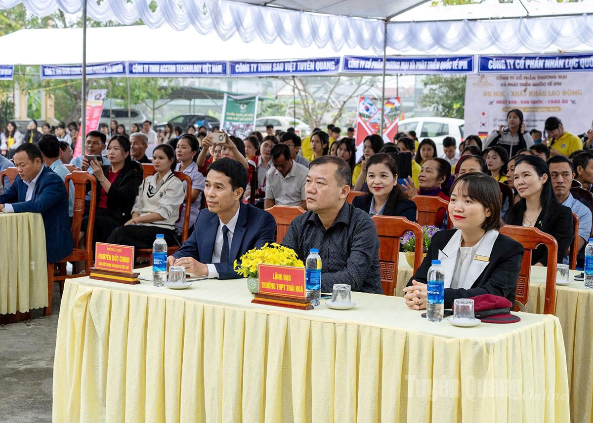 Lãnh đạo các đơn vị, doanh nghiệp dự khai mạc phiên giao dịch việc làm.