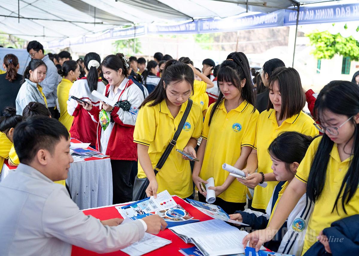 Học sinh, người lao động được tư vấn, hướng nghiệp và giới thiệu việc làm tại phiên giao dịch.