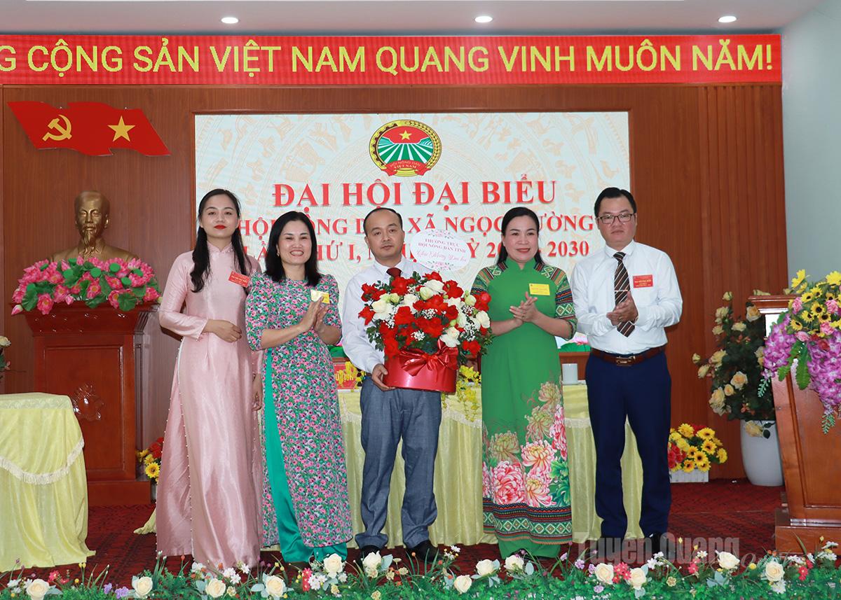 Đồng chí Chu Thị Ngọc Diệp, Chủ tịch Hội Nông dân tỉnh tặng hoa chúc mừng Đại hội.