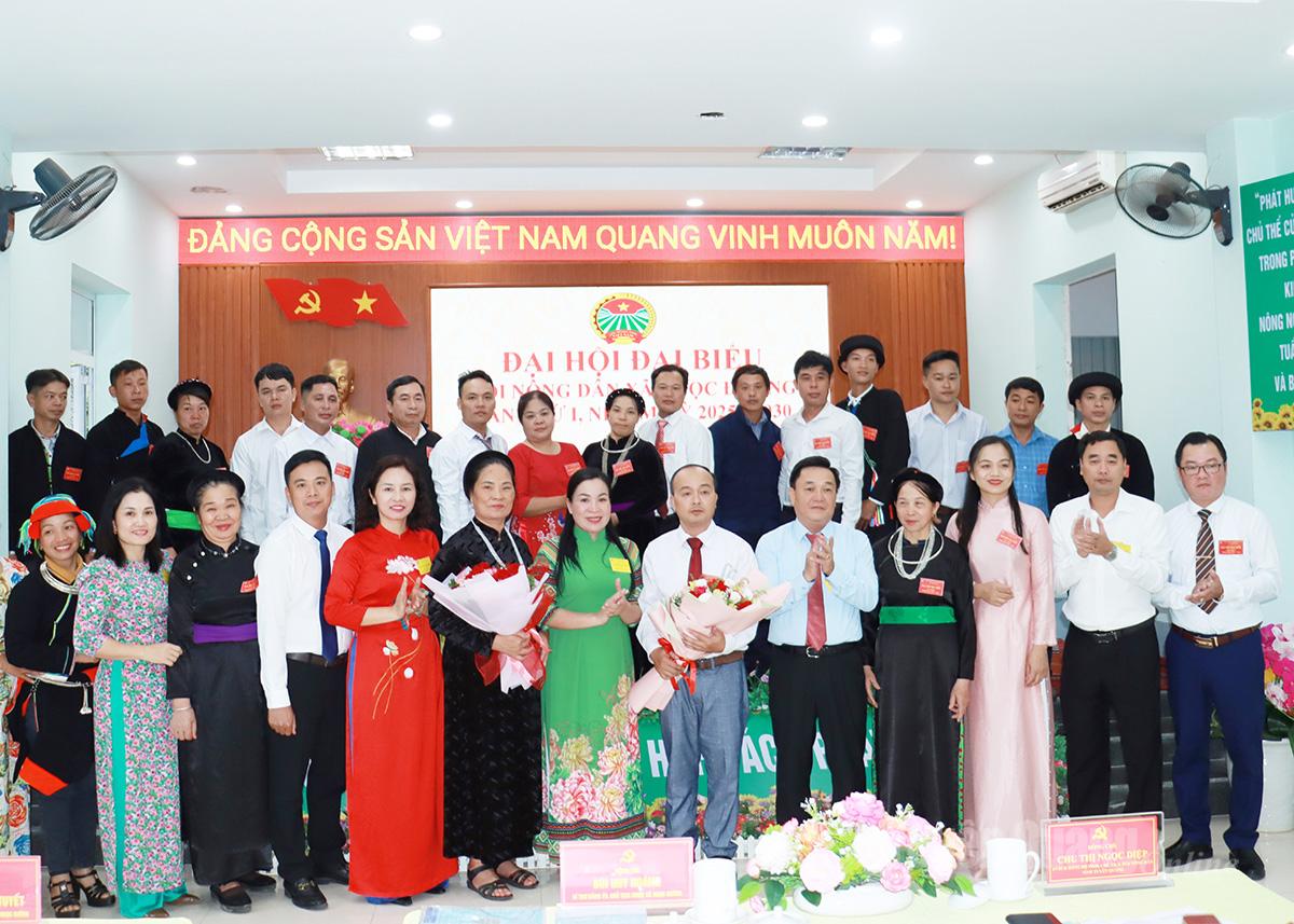 Lãnh đạo Hội Nông dân tỉnh tặng hoa chúc mừng Ban Chấp hành Hội Nông dân xã Ngọc Đường, nhiệm kỳ 2025 – 2030.