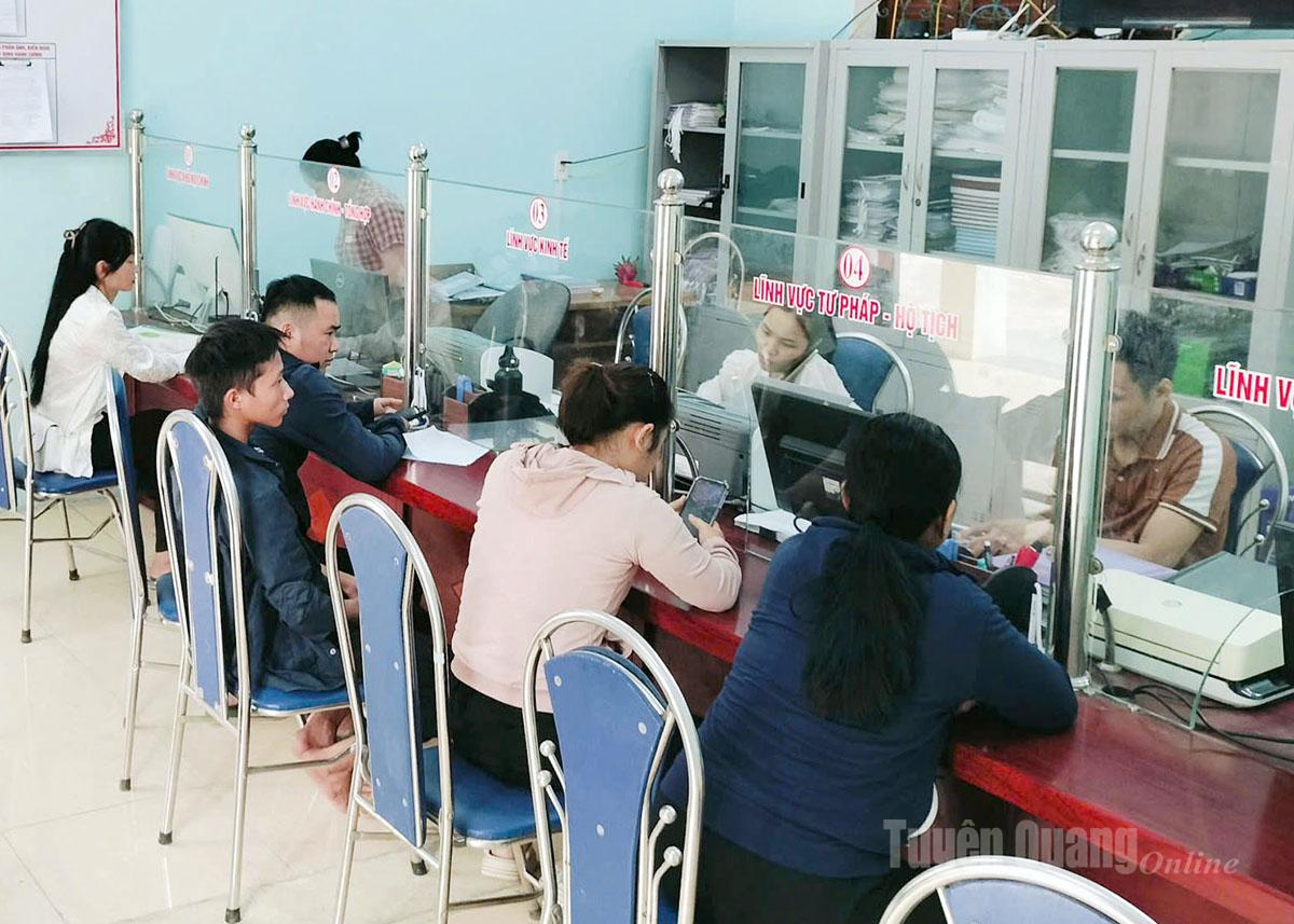Local people complete administrative procedures at the Public Administrative Service Center in Minh Ngoc Commune.