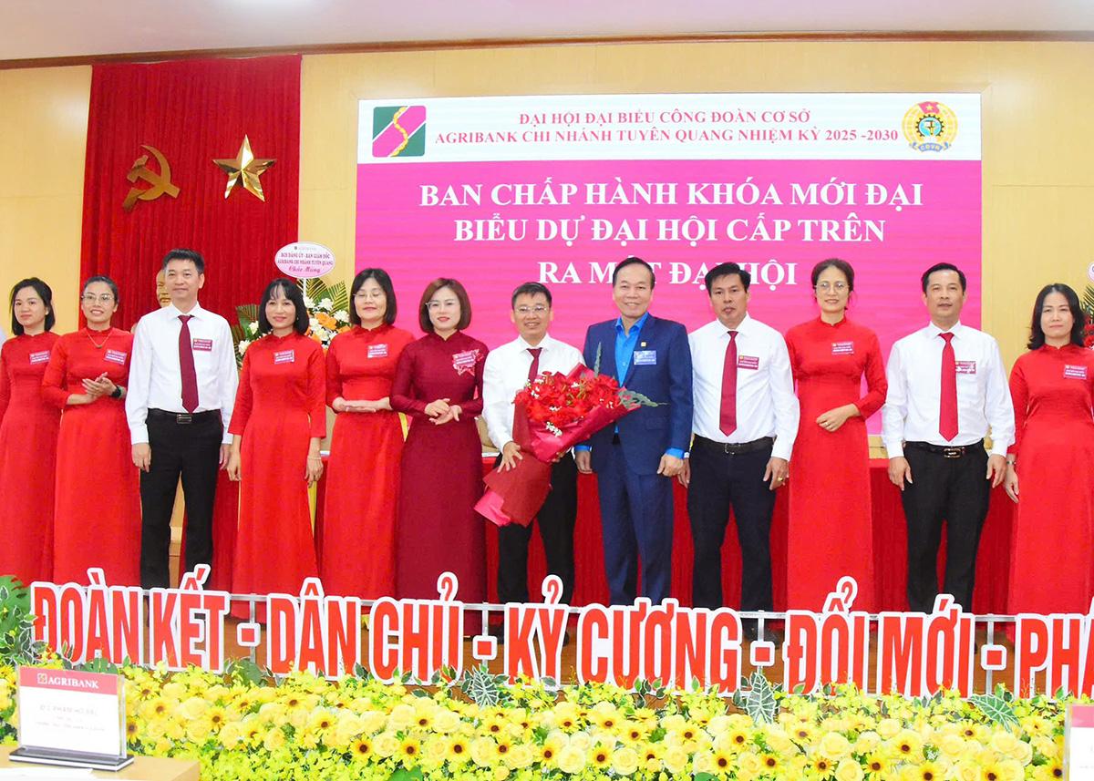Ban Chấp hành Công đoàn cơ sở Agribank chi nhánh Tuyên Quang nhiệm kỳ 2025-2030 ra mặt Đại hội.