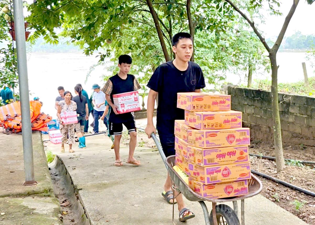 Kịp thời hỗ trợ các hộ dân bị ảnh hưởng bởi cơn bão số 10.