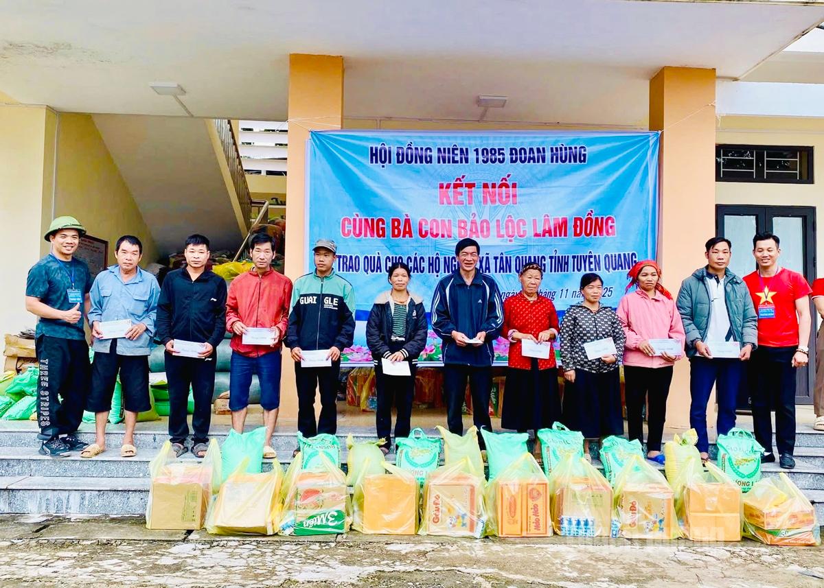 Các nhà hảo tâm trao quà cho hộ khó khăn.