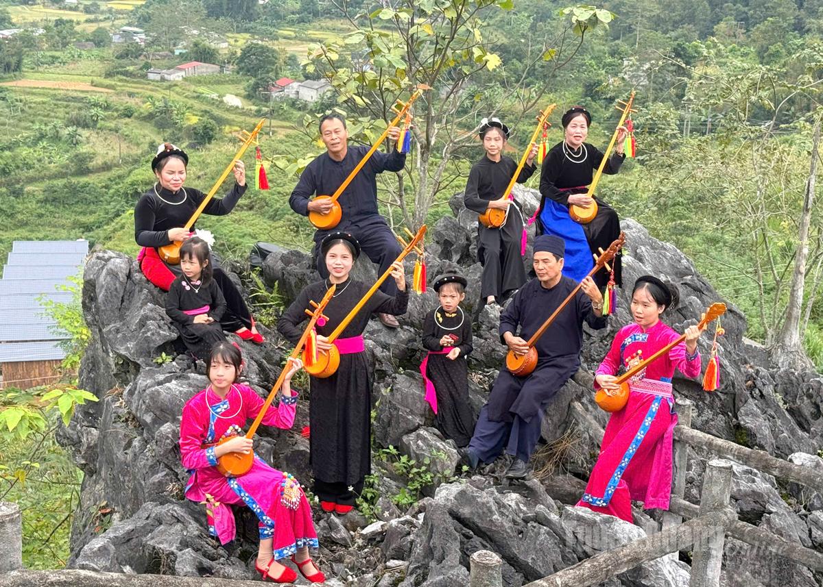 Chiều 2-11, xã Yên Minh ra mắt Câu lạc bộ (CLB) hát Then, đàn Tính. Tới dự có lãnh đạo Đảng ủy, UBND xã; các thôn, tổ dân phố, nghệ nhân dân gian và đông đảo người dân.