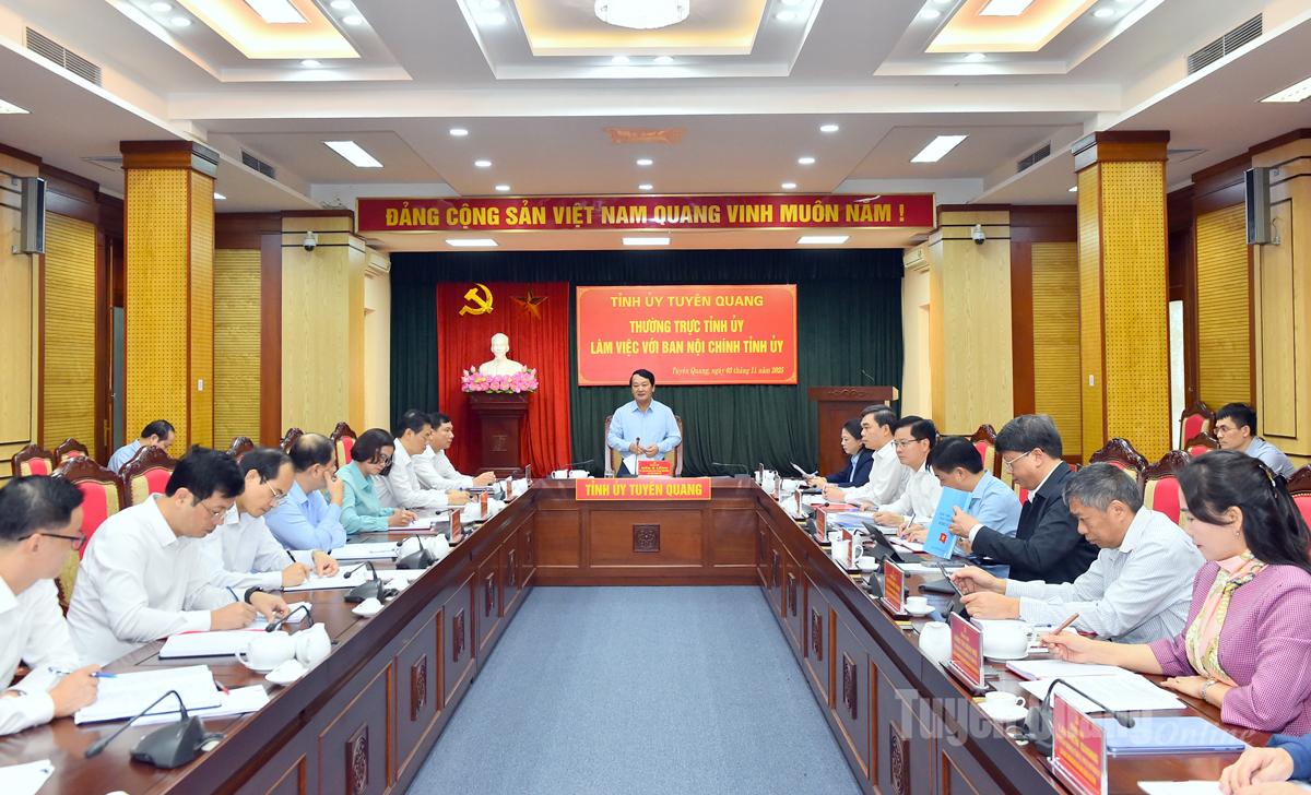 Đồng chí Bí thư Tỉnh ủy Hầu A Lềnh chủ trì buổi làm việc với Ban Nội chính Tỉnh ủy.