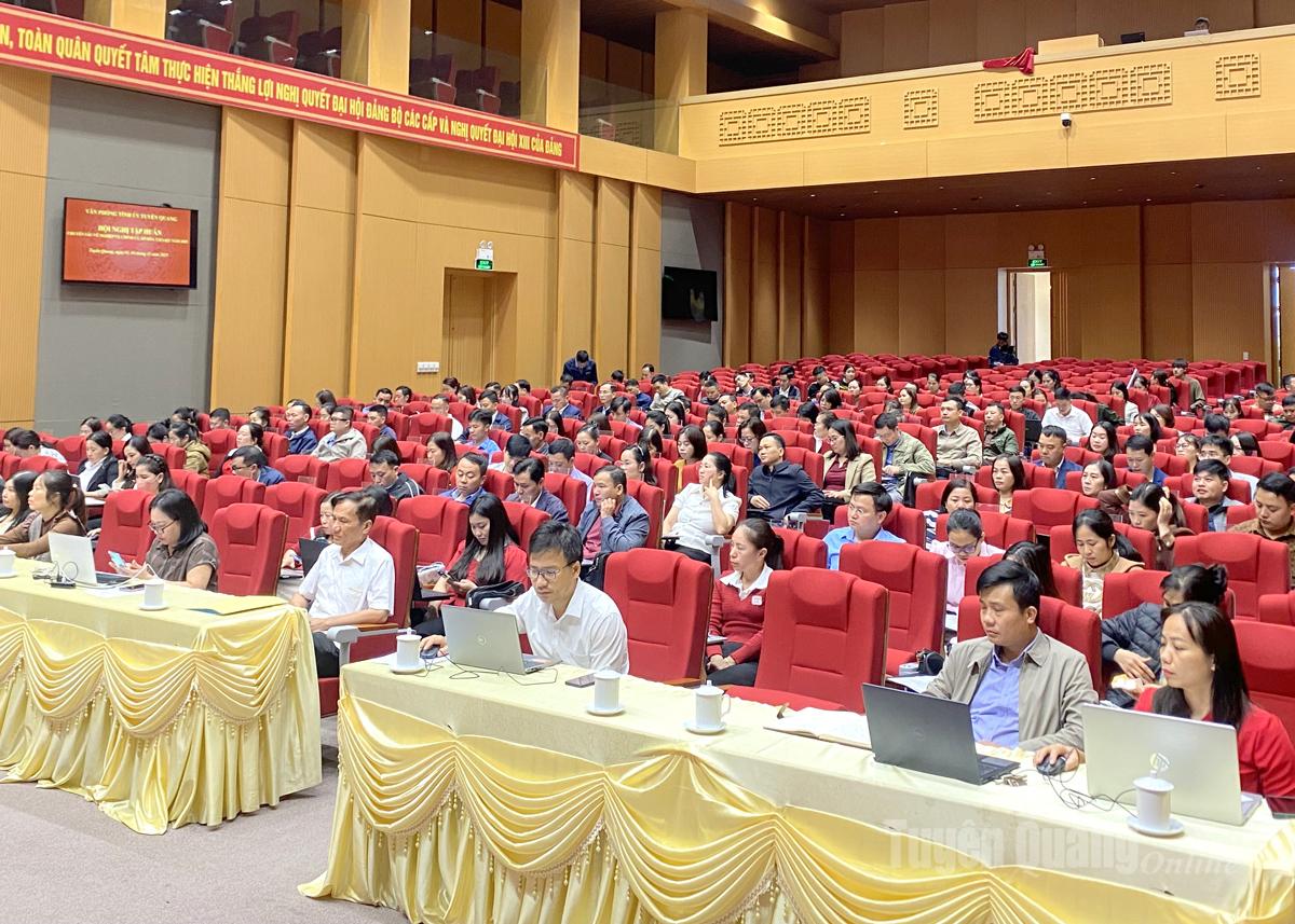 Đại biểu tìm hiểu các chuyên đề tại hội nghị.