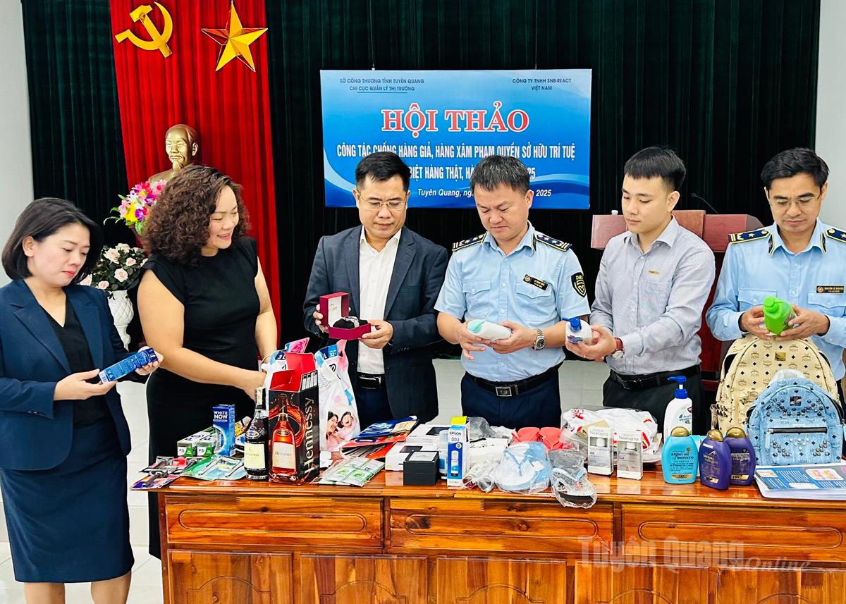 Các đại biểu kiểm tra, phân biệt các dấu hiệu khác nhau nhận diện hàng thật và hàng giả của một số mặt hàng.