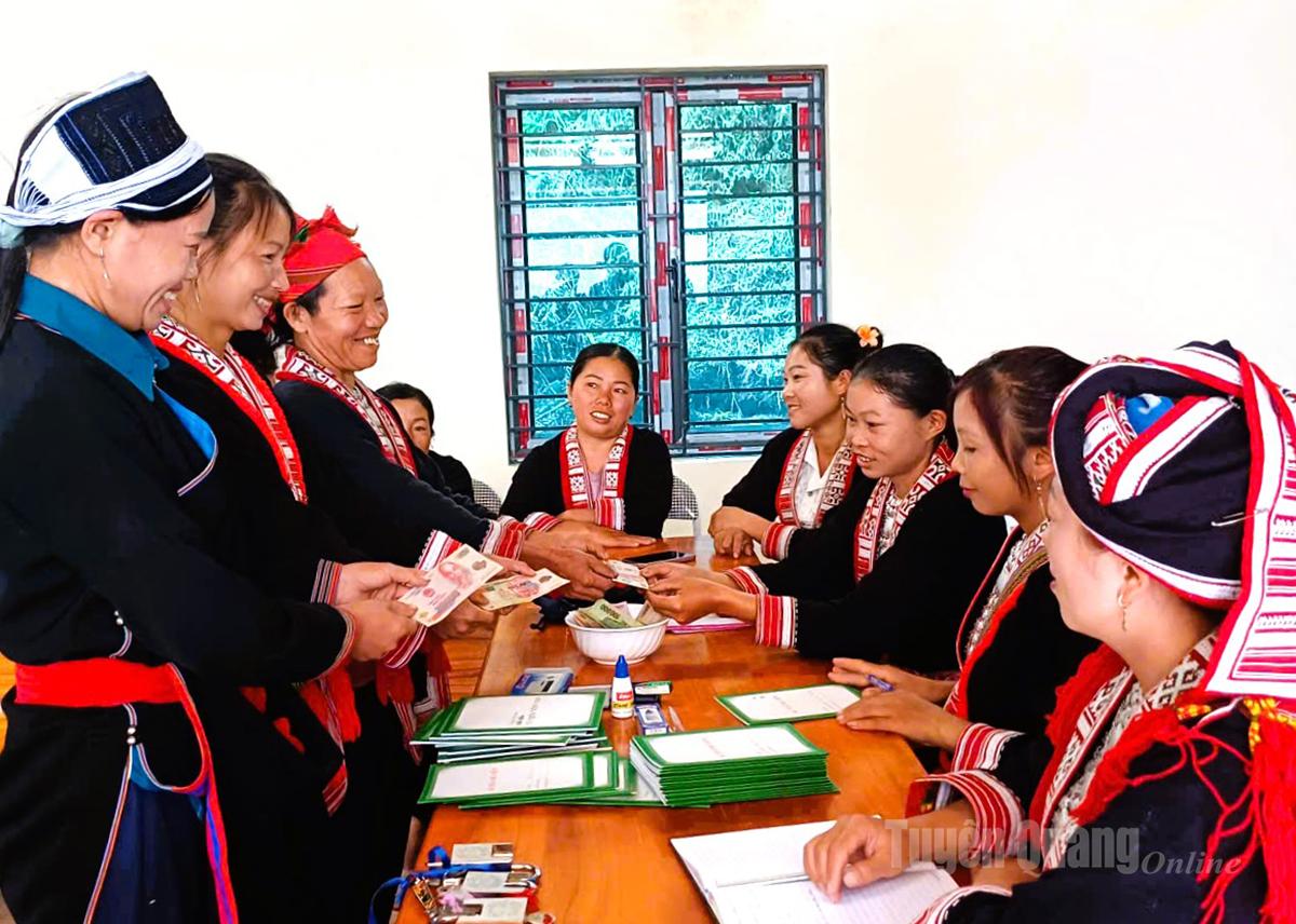 Các hội viên trong Chi hội phụ nữ thôn Lang Cang, xã Thông Nguyên gây quỹ tiết kiệm thực hiện tiêu chí không còn hộ nghèo trong phong trào xây dựng gia đình “5 không, 3 sạch”.