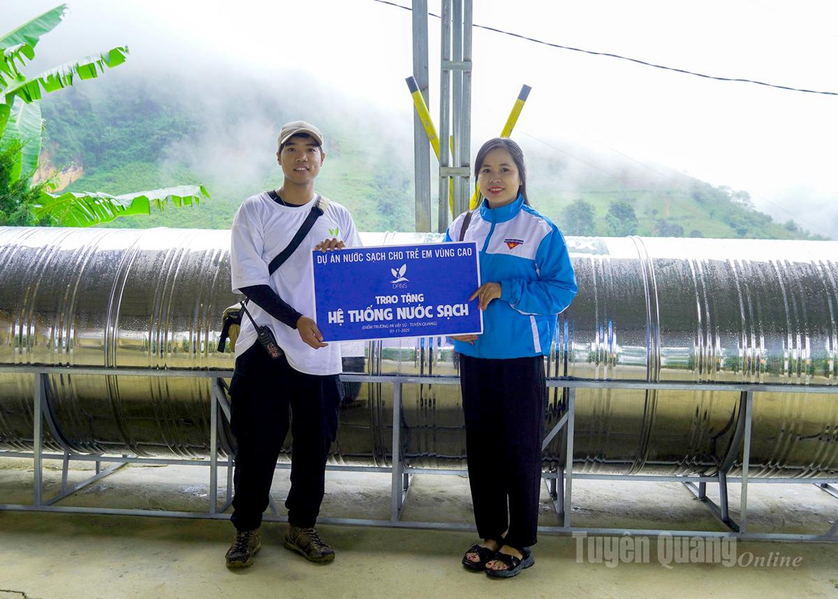 Đoàn thiện nguyện trao tặng hệ thống nước sạch cho trường học ở xã Pà Vầy Sủ.