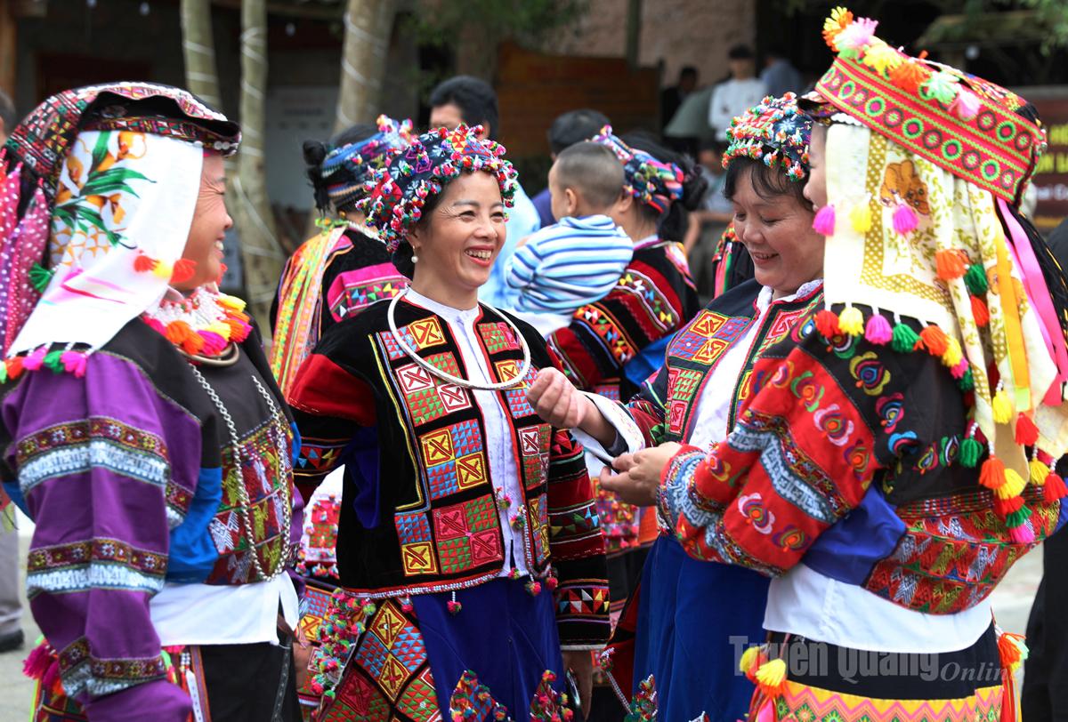 Phụ nữ Lô Lô trong trang phục truyền thống rực rỡ, giao lưu trong ngày hội văn hóa Lô Lô Chải.