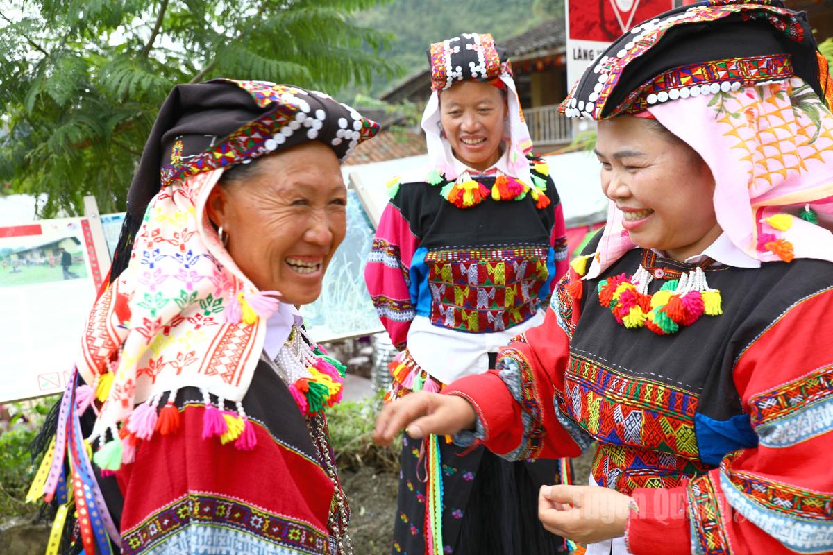 Nụ cười trên môi những người phụ nữ Lô Lô - vẻ đẹp mộc mạc và ấm áp của vùng cao.