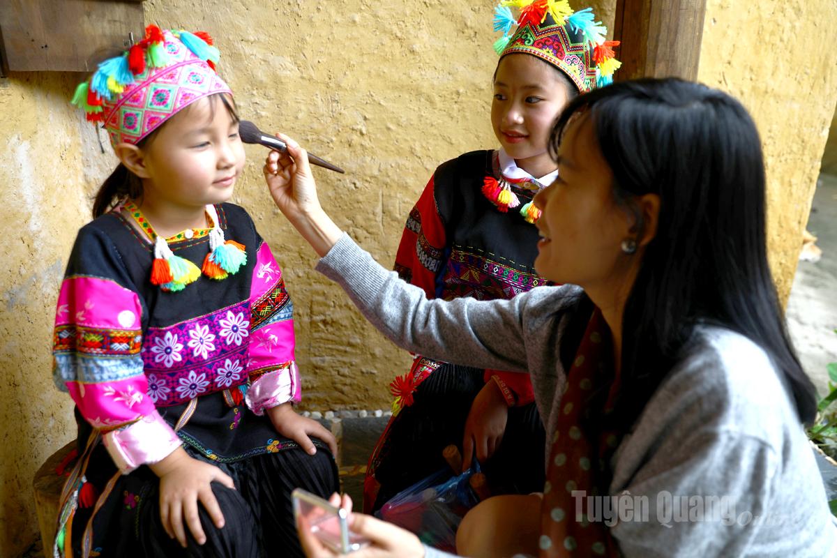 Các em nhỏ Lô Lô được trang điểm để tham ra trình diễn dân ca và múa truyền thống trong lễ hội.