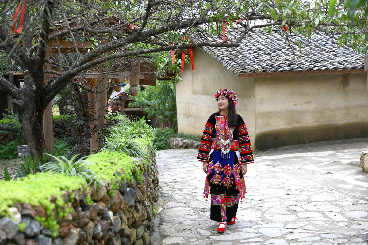 Thiếu nữ Lô Lô trong trang phụ truyền thống.