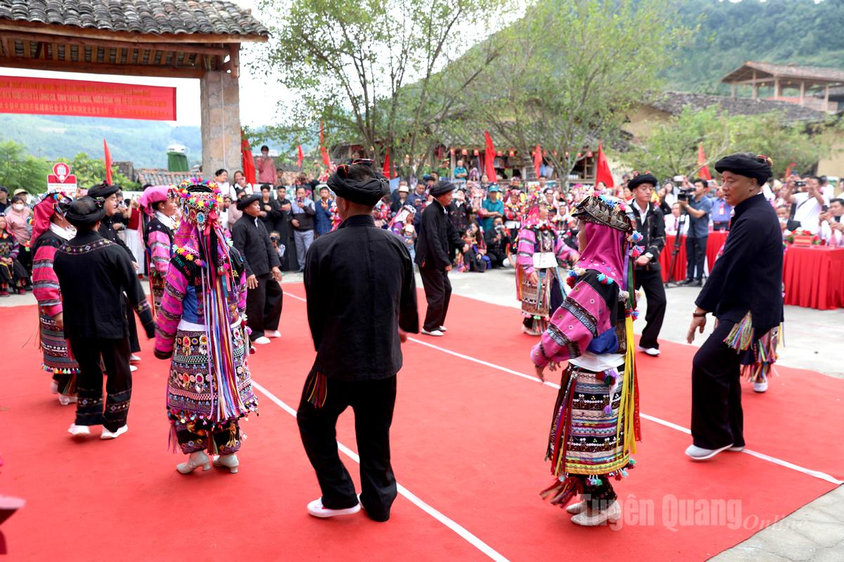 Không gian trình diễn dân ca và múa truyền thống của đồng bào Lô Lô, thu hút đông đảo du khách và người dân đến xem.