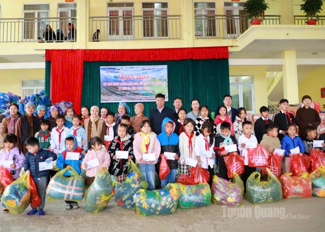 Đoàn thiện nguyện trao quà tặng học sinh trường Phổ thông Dân tộc bán trú Tiểu học và THCS Lũng Pù (xã Khâu Vai).