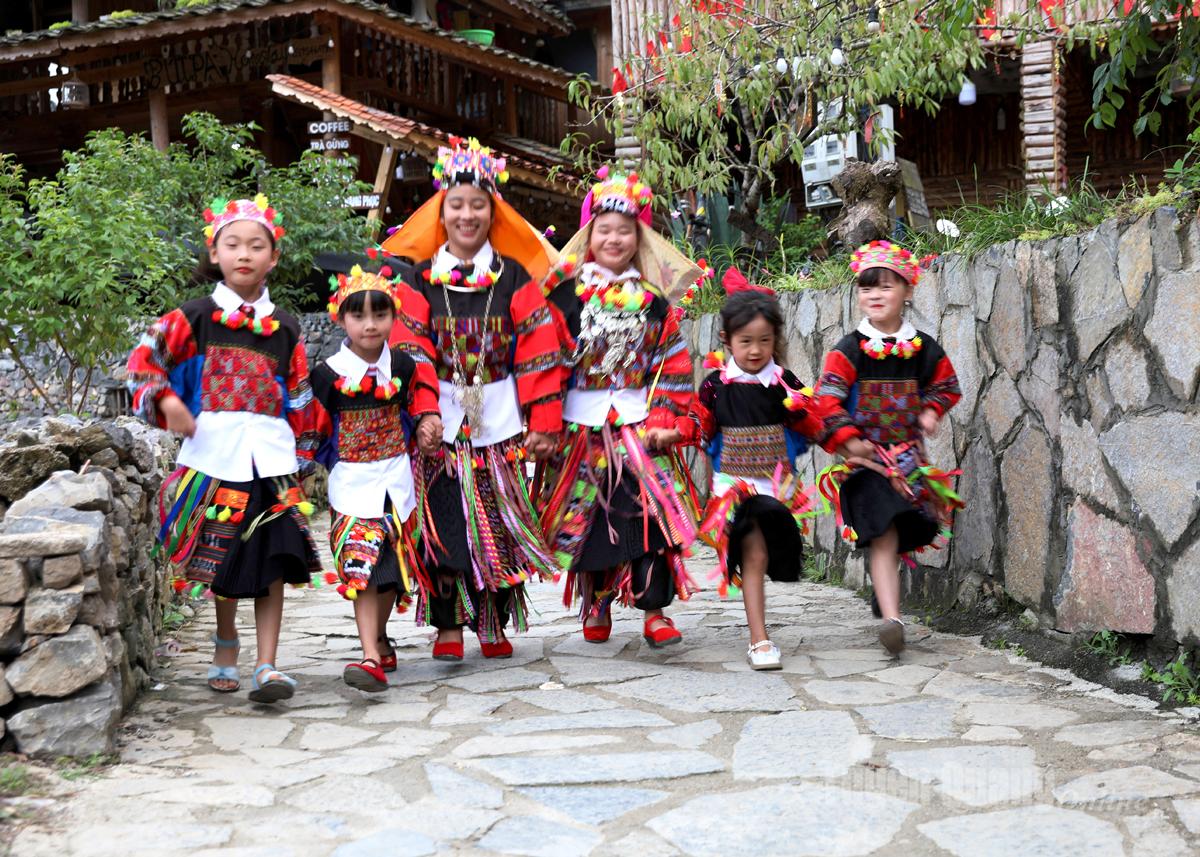 Trẻ em Lô Lô rực rỡ trong bộ trang phục truyền thống đến dự ngày hội văn hóa dân tộc Lô Lô.