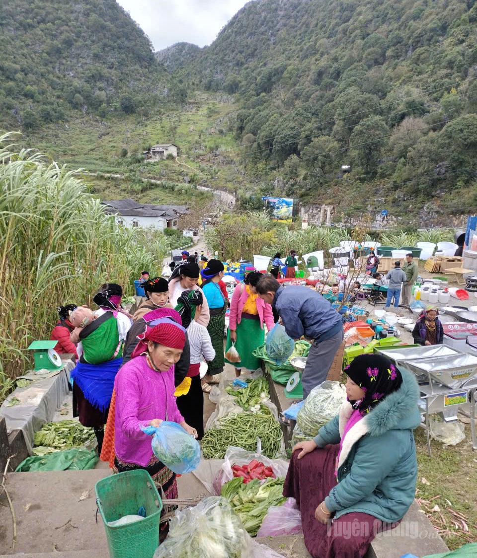 Sa Phin market offers a wide variety of local agricultural products.