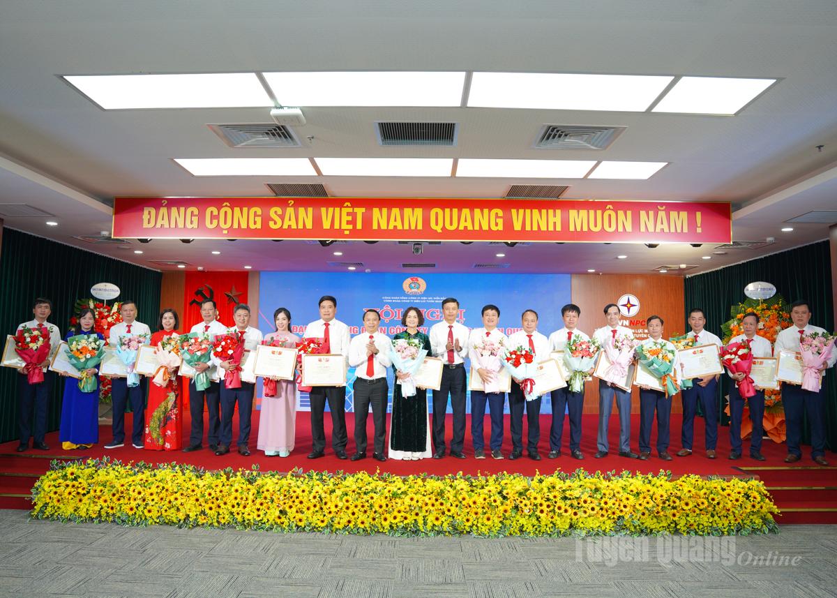 Lãnh đạo Công đoàn Tổng Công ty Điện lực miền Bắc tặng Giấy khen cho các cá nhân.