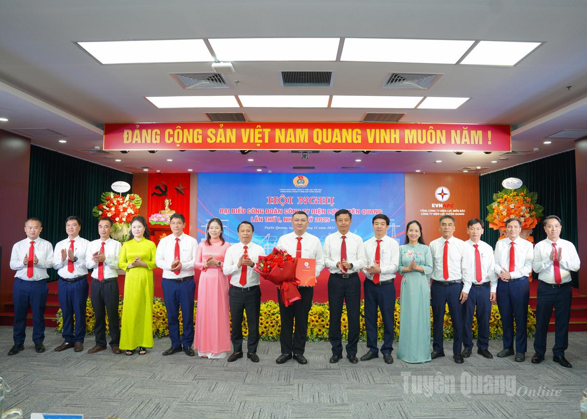 Ban Chấp hành Công đoàn Công ty Điện lực Tuyên Quang lần thứ I, nhiệm kỳ 2025-2030 ra mắt Đại hội.