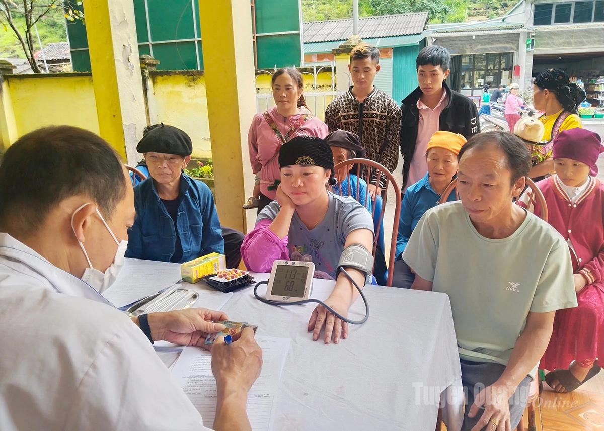 People of Sa Phin commune receive free annual health check-ups.