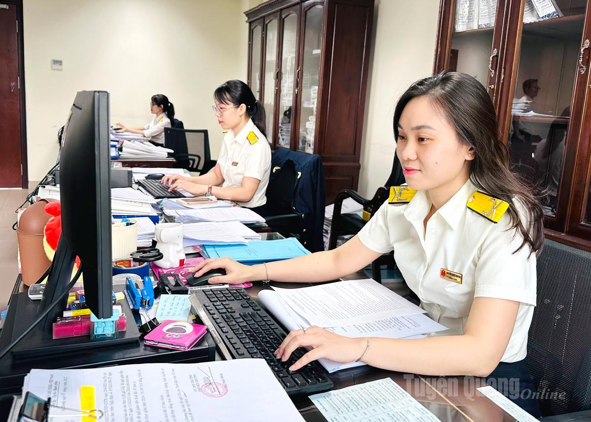 Thuế tỉnh Tuyên Quang thực hiện chương trình 60 ngày cao điểm chuyển đổi mô hình từ thuế khoán sang kê khai giúp hộ kinh doanh thực hiện thủ tục về thuế dễ dàng.