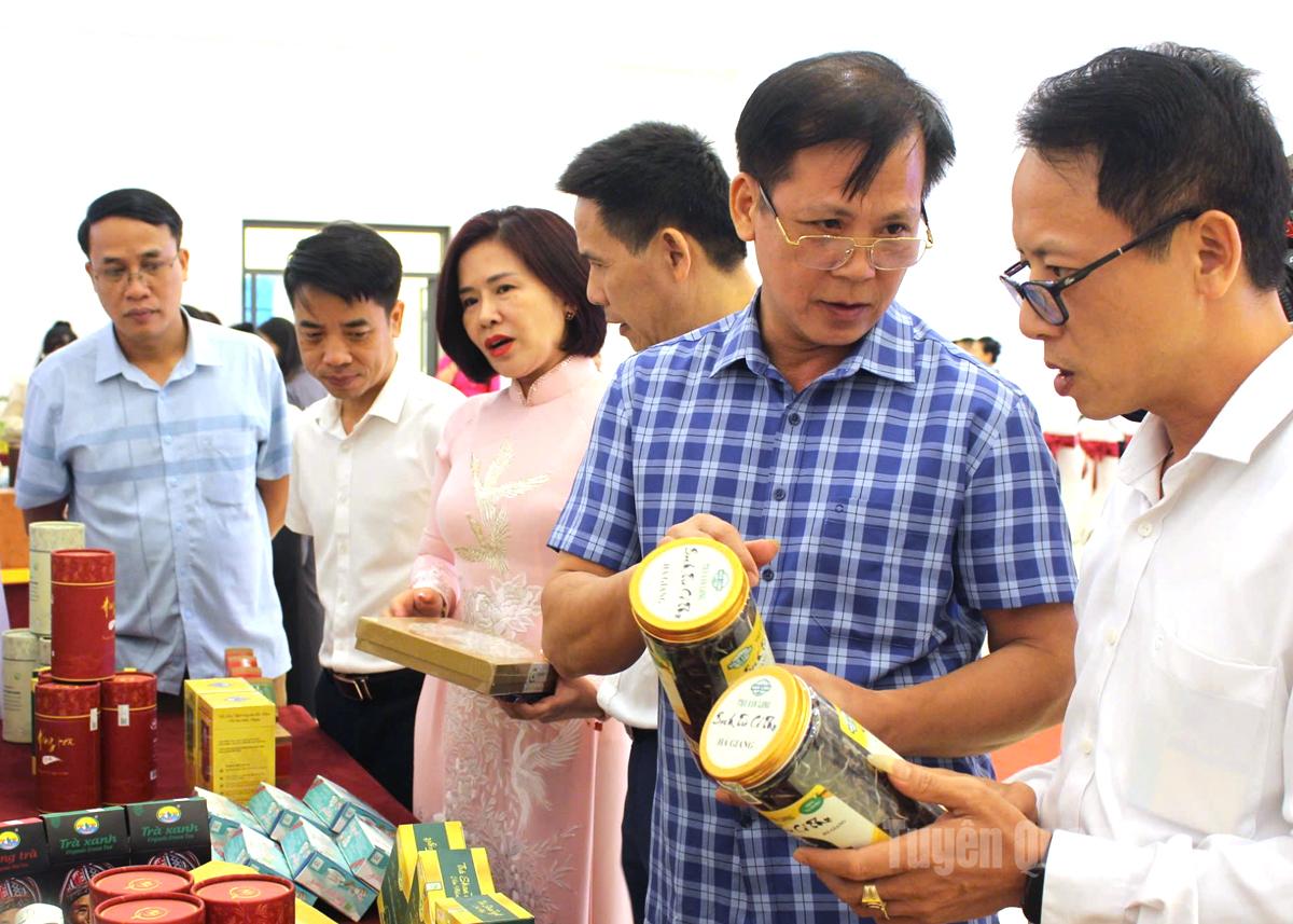 Delegates check Tuyen Quang’s signature products to be exhibited at the 2025 Vietnam–China Border Economic, Trade and Tourism Fair in Wenshan.