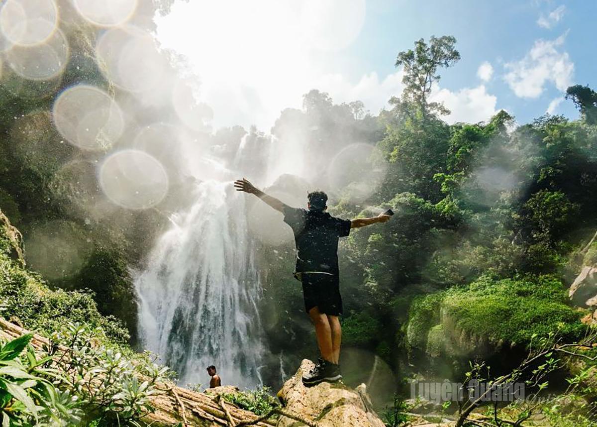 Du khách thích thú trải nghiệm “tắm rừng” tại Lâm Bình. 