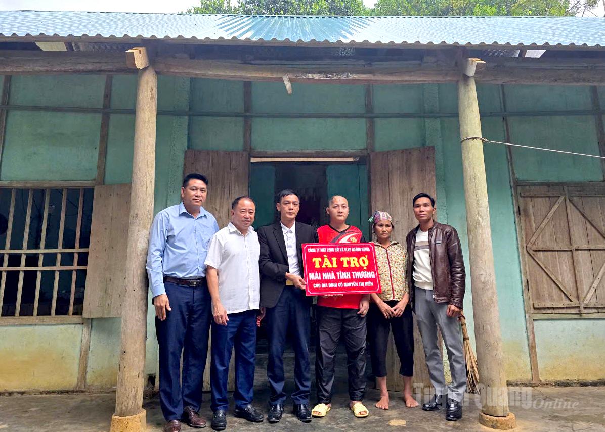 Đại diện nhà tài trợ Công ty may Long Hải; Cửa hàng vật liệu xây dựng Hoàng Nghĩa trao hỗ trợ cho gia đình bà Nguyễn Thị Hiền, thôn Vá, xã Bạch Xa.