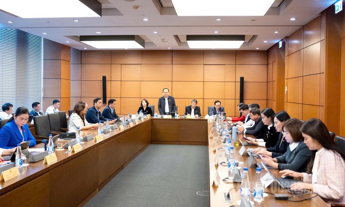 Các đại biểu tại phiên thảo luận tổ.