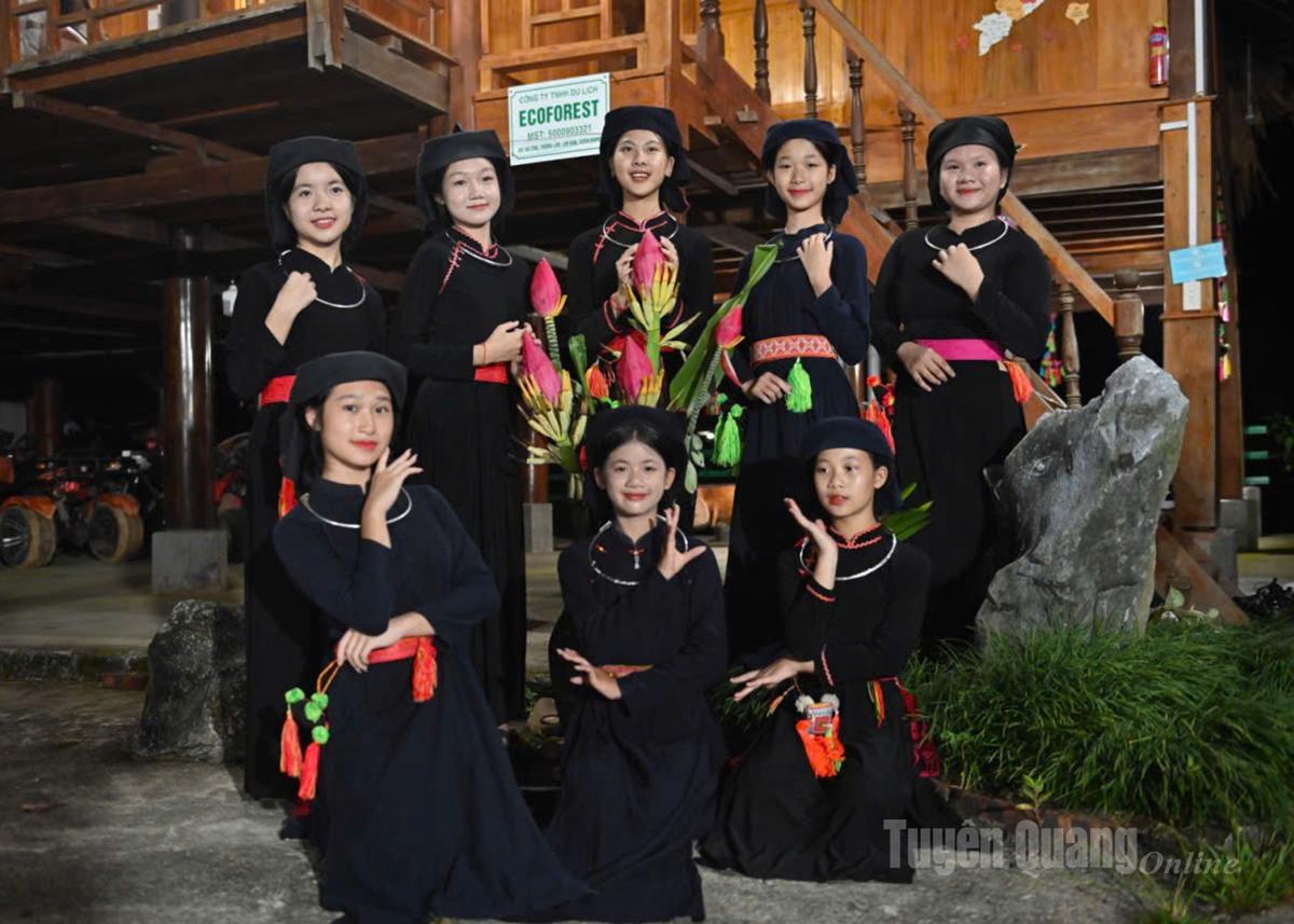 Thôn Nà Tông duy trì hoạt động của Đội văn nghệ biểu diễn phục vụ du khách.