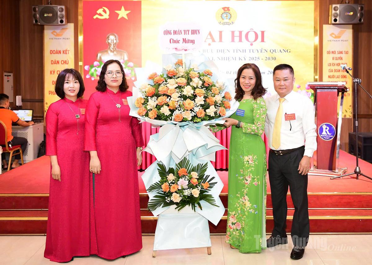 Lãnh đạo Công đoàn Tổng Công ty Bưu điện Việt Nam tặng hoa chúc mừng Đại hội.