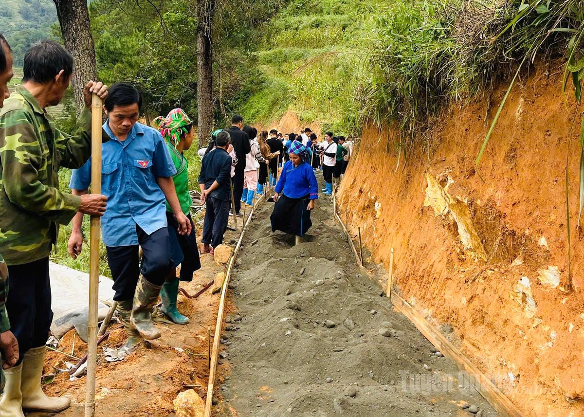 Các thành viên câu lạc bộ từ thiện và người dân khởi công tuyến đường.