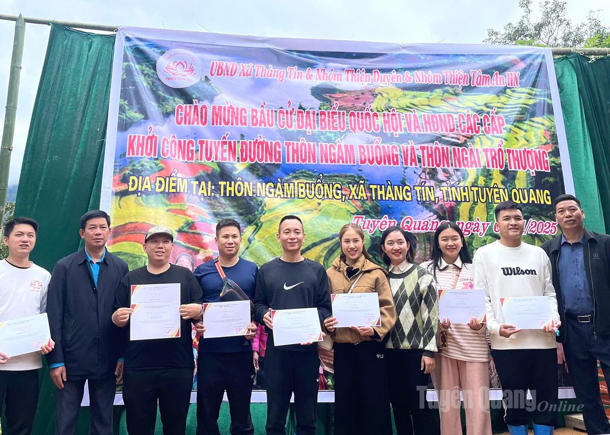 UBND xã Thàng Tín trao Giấy chứng nhận tri ân cho 2 câu lạc bộ thiện nguyện.